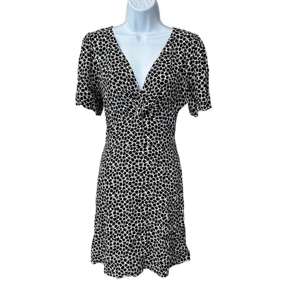 Leith Floral Short-Sleeved Dress with a V-neckline, Size Small